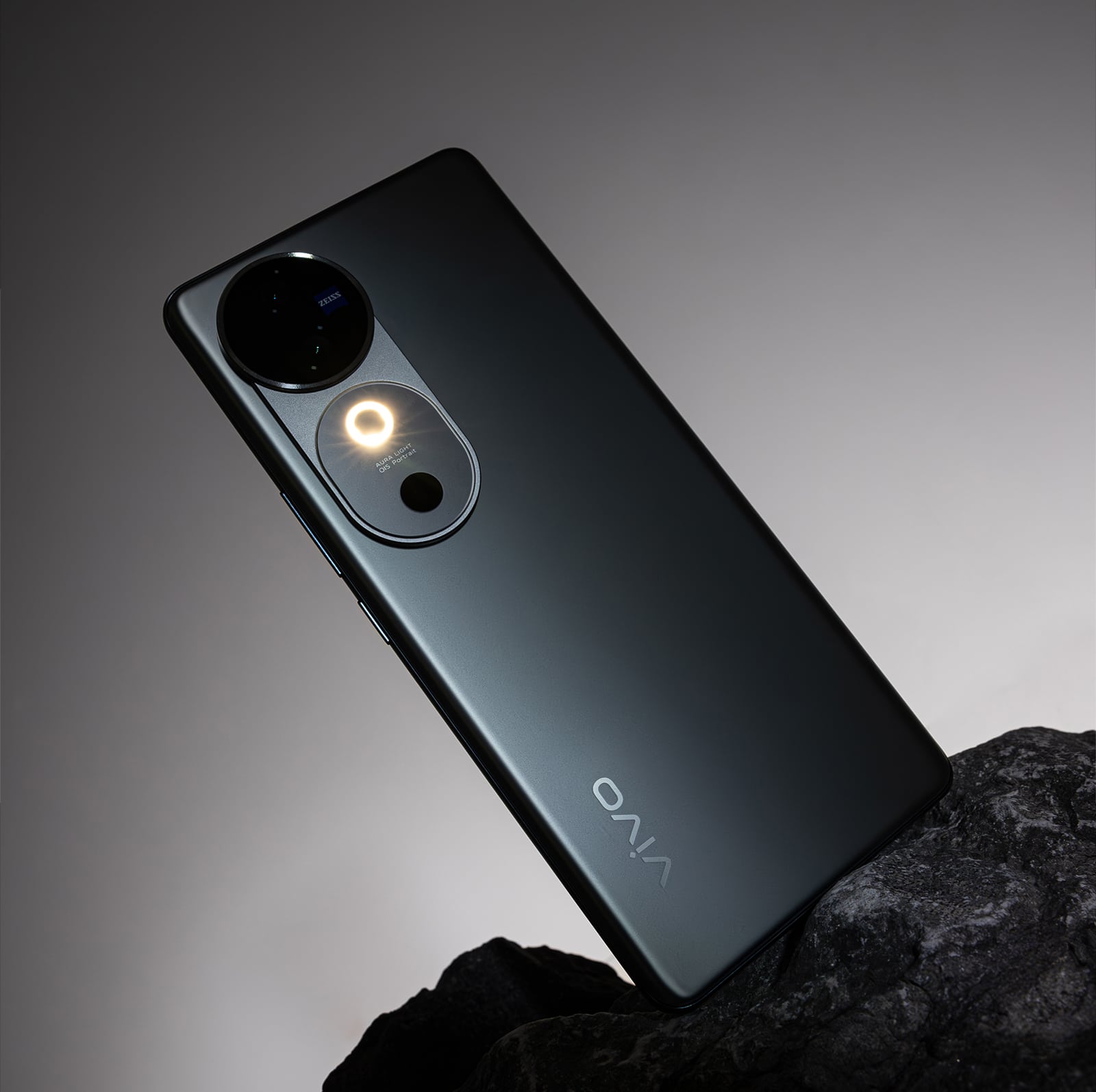 Pro-level portraits with vivo V40's ZEISS Multifocal Portrait