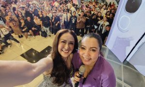 Marian Rivera's groufie with fans